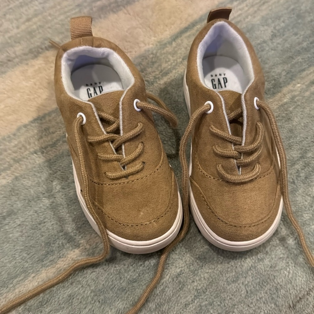 Baby Gap dressy sneaker